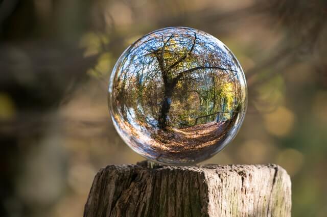 Glaskugel auf Holz